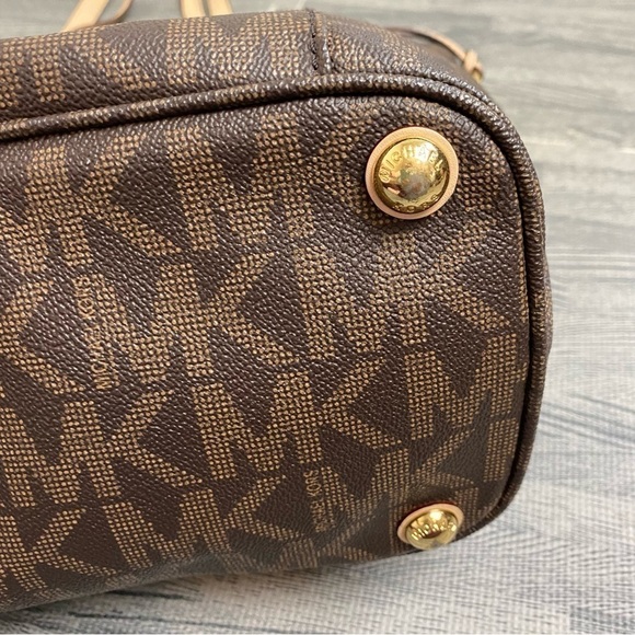 Michael Kors East West Jet Set Tote Signature Monogram Bag - Picture 13 of 17